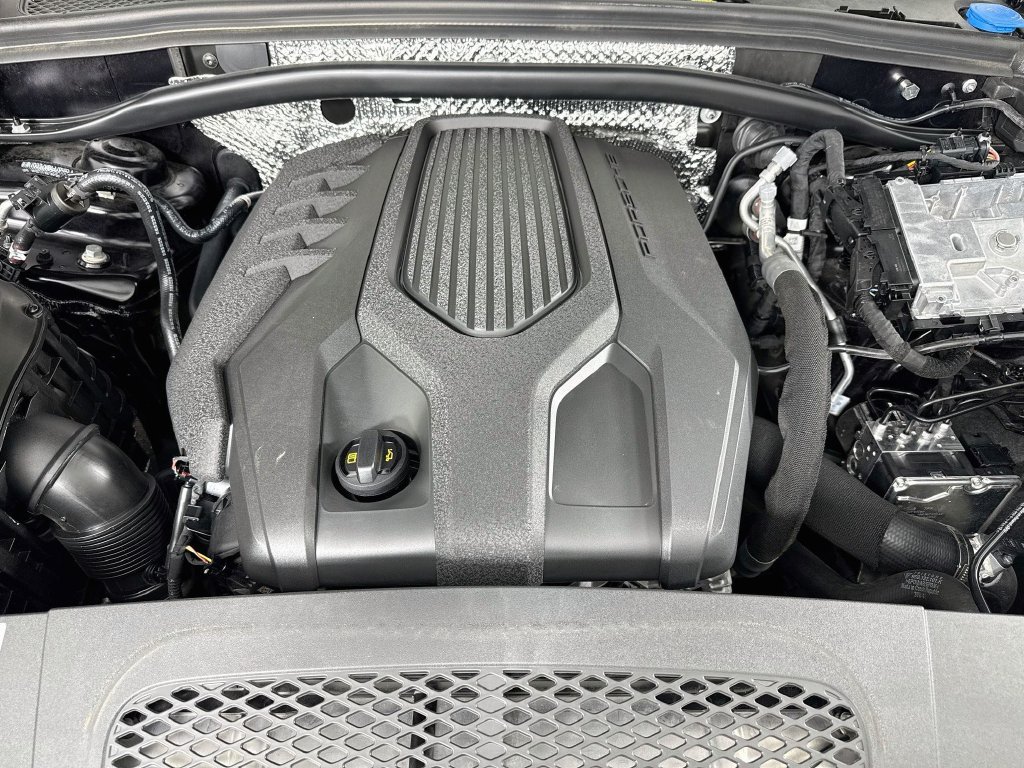 Certified 2026 Porsche Macan AWD/4WD image 32