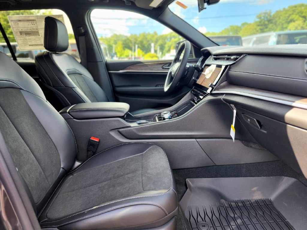 New 2026 Jeep Grand Cherokee Altitude AWD/4WD image 11