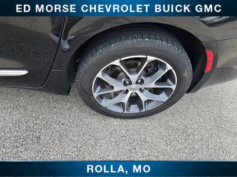 Used 2022 Chrysler Pacifica Limited w/ Uconnect Theater Family Group AWD/4WD image 10