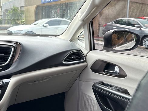 Used 2020 Chrysler Voyager Lxi image 18