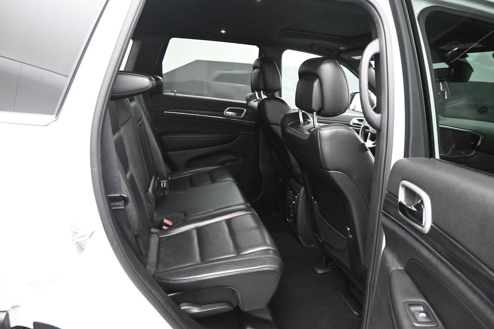 Used 2019 Jeep Grand Cherokee Limited w/ Trailer Tow Group IV AWD/4WD image 12