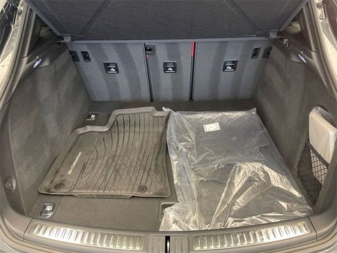 Certified 2025 Porsche Macan image 6