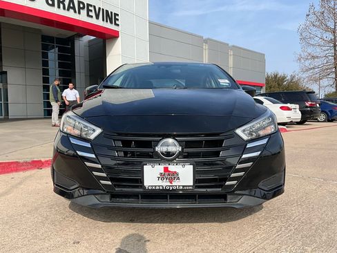 Used 2025 Nissan Versa SV image 3
