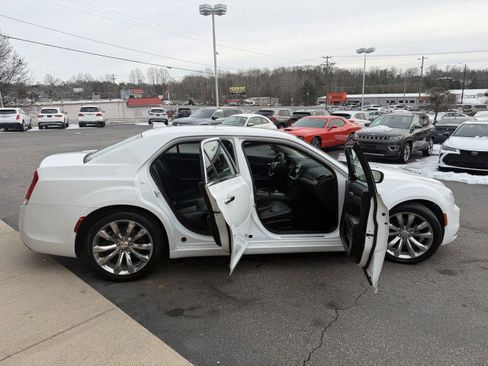 Used 2019 Chrysler 300 Limited image 15