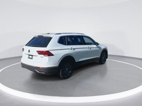 Certified 2022 Volkswagen Tiguan SE w/ Panoramic Sunroof Package image 8
