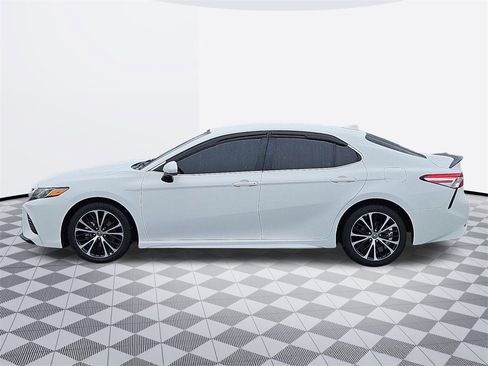 Used 2020 Toyota Camry SE image 3