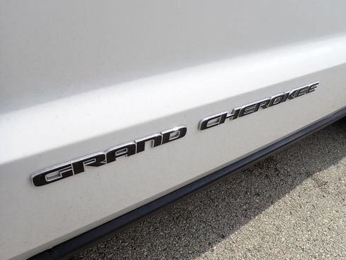 Used 2021 Jeep Grand Cherokee Laredo AWD/4WD image 12