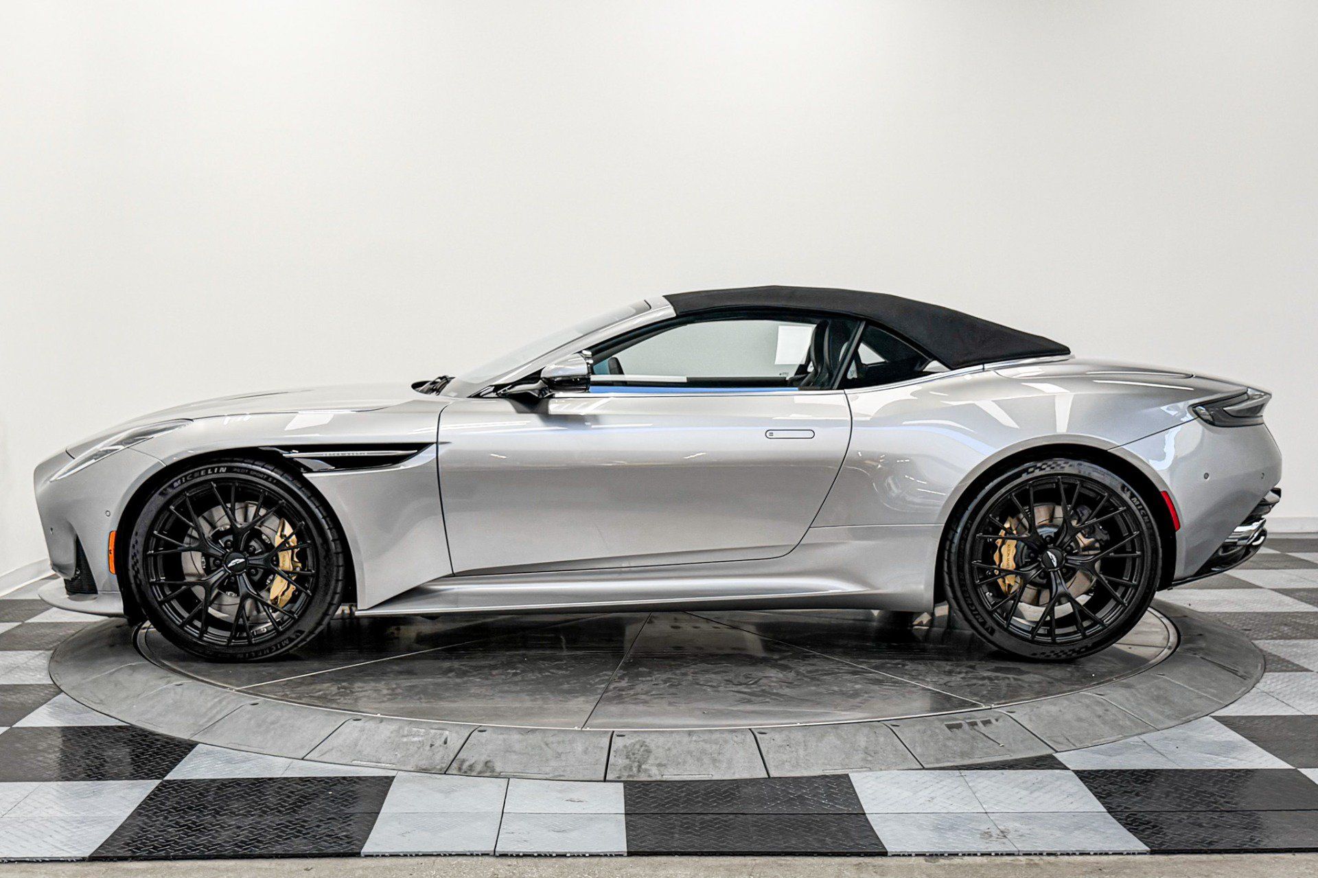 Used 2025 Aston Martin DB12 Convertible RWD image 41