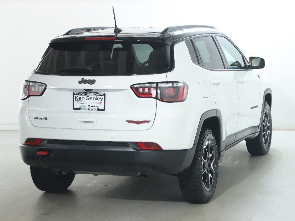 Used 2025 Jeep Compass Trailhawk AWD/4WD image 45