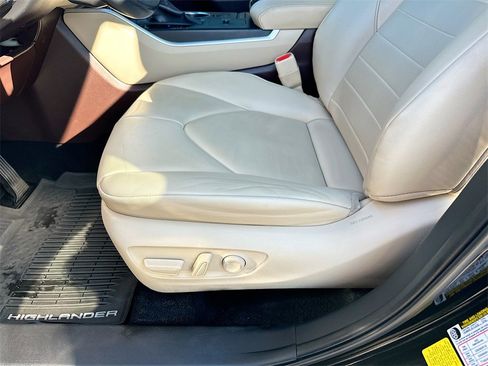 Used 2020 Toyota Highlander XLE image 9