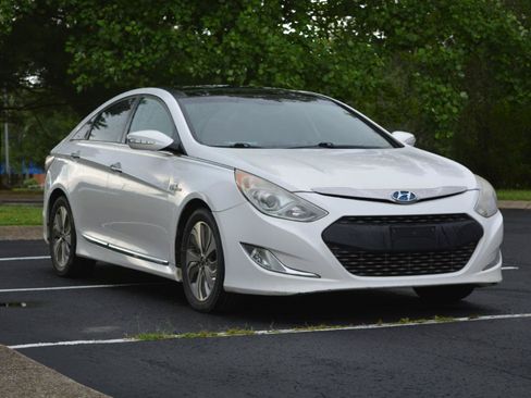 Used 2014 Hyundai Sonata Limited w/ Panoramic Sunroof Package 02 FWD image 3