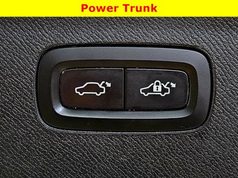 Used 2021 Volvo XC90 T6 Momentum w/ Protection Package Premier image 33