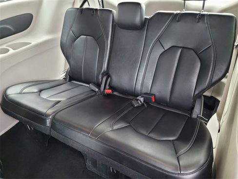 Certified 2024 Chrysler Pacifica Select image 18