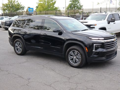 Used 2024 Chevrolet Traverse LT w/ Trailering Package FWD image 2