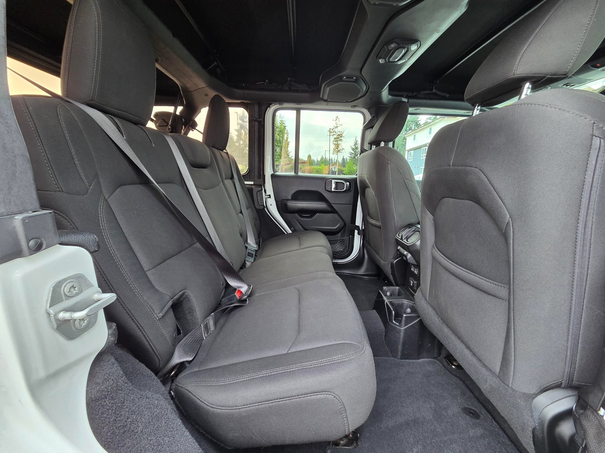 Used 2018 Jeep Wrangler Unlimited Sahara AWD/4WD image 25