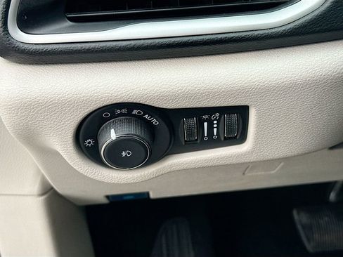 Used 2024 Chrysler Pacifica Touring-L image 22