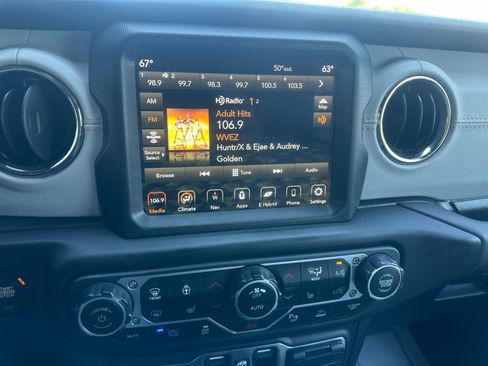 Used 2023 Jeep Wrangler Unlimited Sahara AWD/4WD image 24