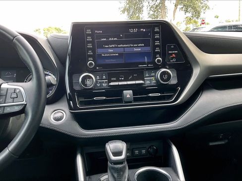 Used 2021 Toyota Highlander LE image 7