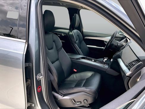 Used 2018 Volvo XC90 T5 Momentum w/ Convenience Package FWD image 9