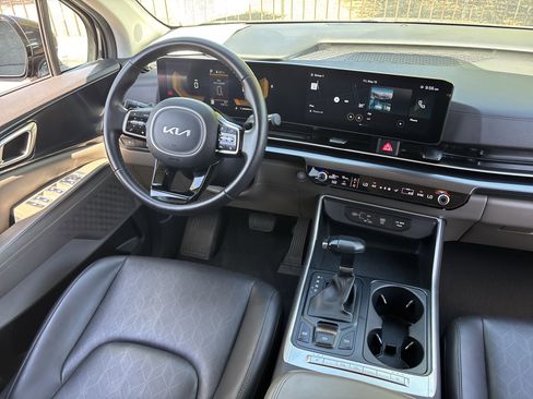 Used 2025 Kia Carnival FWD image 12