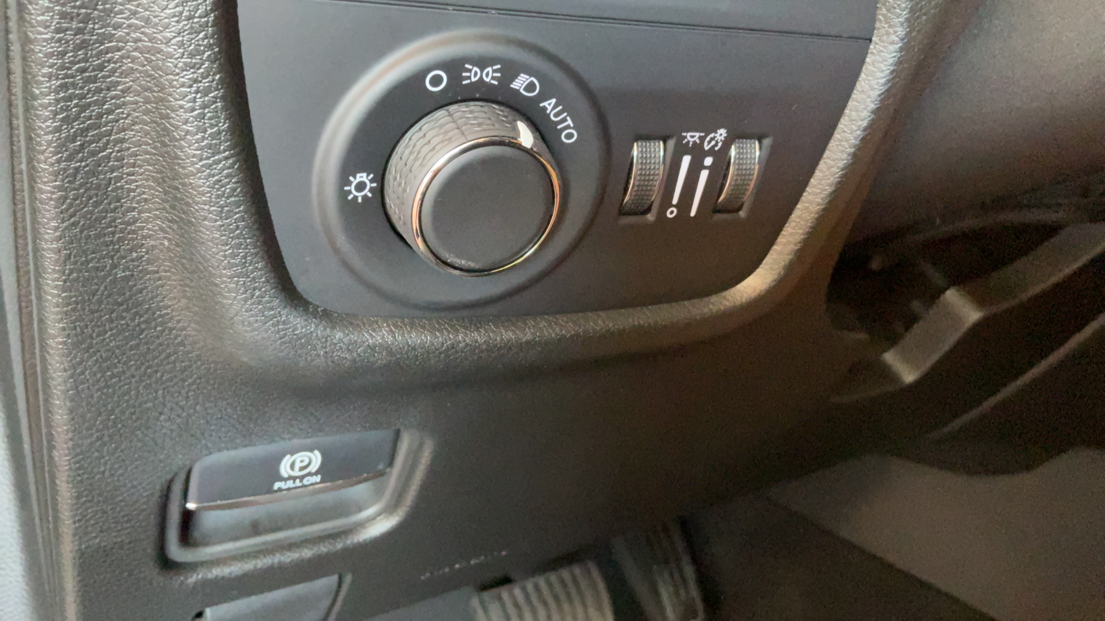 Used 2025 Jeep Grand Cherokee Altitude RWD image 19