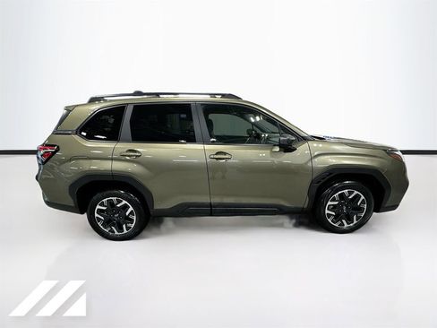 Used 2025 Subaru Forester Premium AWD/4WD image 4