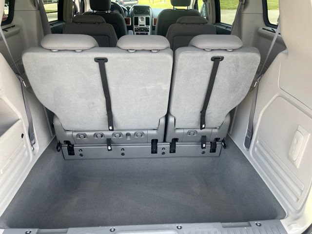 Used 2009 Chrysler Town & Country Touring w/ Family Value Group FWD image 14