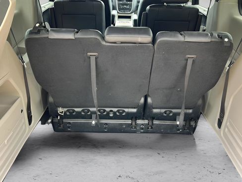 Used 2020 Dodge Grand Caravan SXT w/ Driver Convenience Group FWD image 16