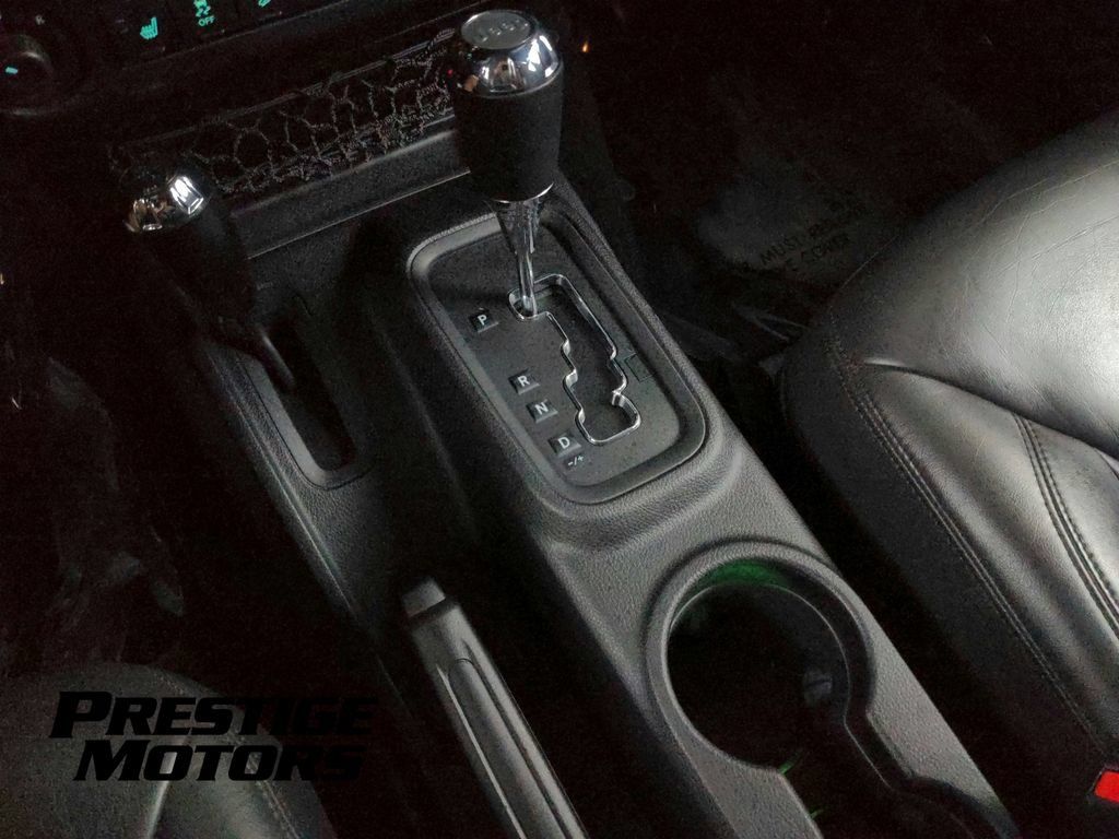 Used 2015 Jeep Wrangler Unlimited Rubicon w/ Connectivity Group AWD/4WD image 33