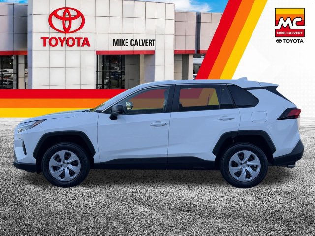 Used 2024 Toyota RAV4 LE FWD image 5