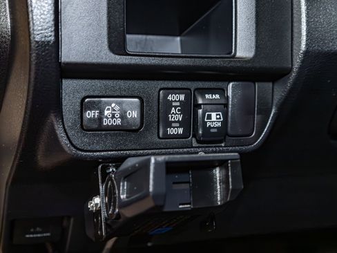Used 2017 Toyota Tacoma TRD Sport AWD/4WD image 16