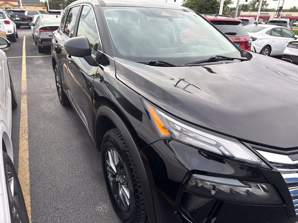 Used 2024 Nissan Rogue S AWD/4WD image 6
