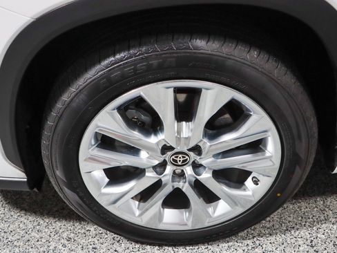 Used 2023 Toyota Highlander Limited FWD image 11