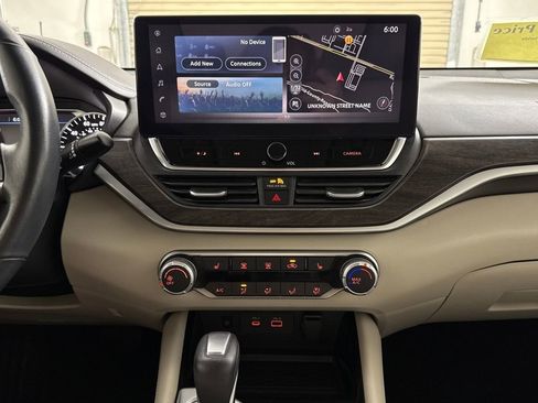 Used 2024 Nissan Altima 2.5 SV w/ SV Premium Package image 17