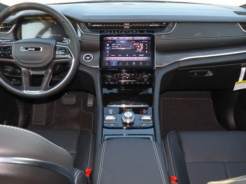 New 2025 Jeep Grand Cherokee Overland w/ Luxury Tech Group IV image 19