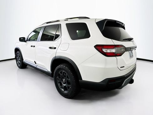 Used 2025 Honda Pilot TrailSport image 6