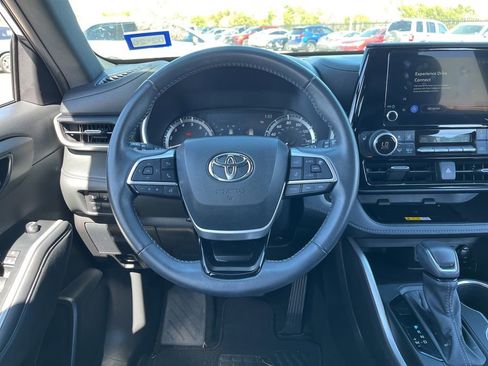 Used 2024 Toyota Highlander XSE image 17