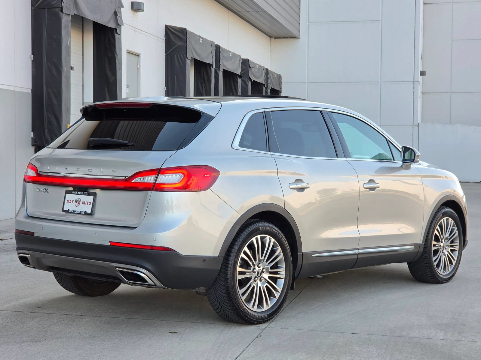 Used 2016 Lincoln MKX Reserve w/ Technology Package FWD image 10