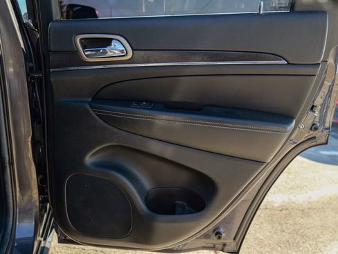 Used 2014 Jeep Grand Cherokee Limited w/ Luxury Group II image 28