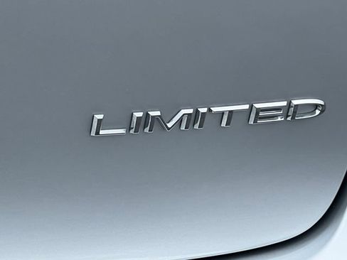 Used 2024 Chrysler Pacifica Limited w/ Trailer Tow Group FWD image 10
