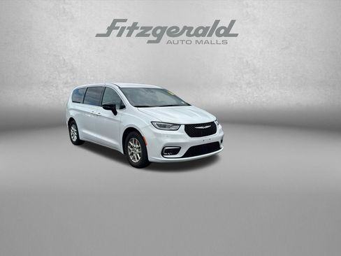 Used 2025 Chrysler Pacifica Select FWD image 1