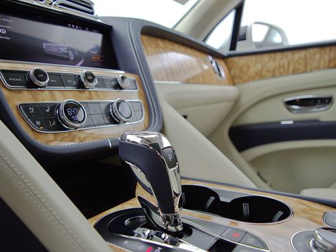 Certified 2023 Bentley Bentayga AWD/4WD image 23
