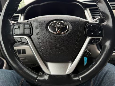 Used 2018 Toyota Highlander Plus AWD/4WD image 12