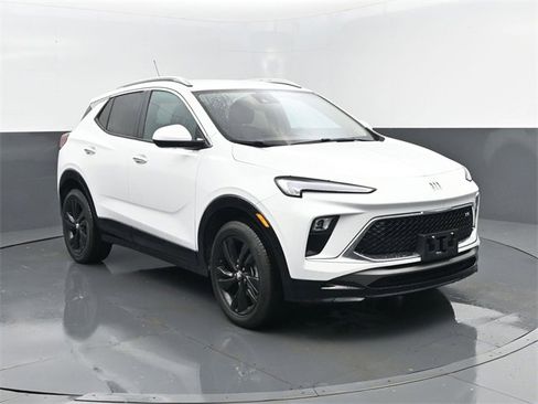 Used 2024 Buick Encore GX Sport Touring image 3