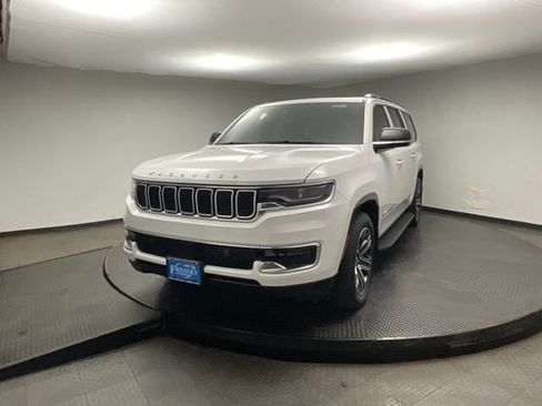Used 2023 Jeep Wagoneer L 4WD w/ Premium Group I image 3
