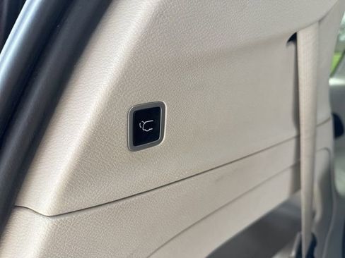 Used 2023 Chrysler Pacifica Touring-L FWD image 23