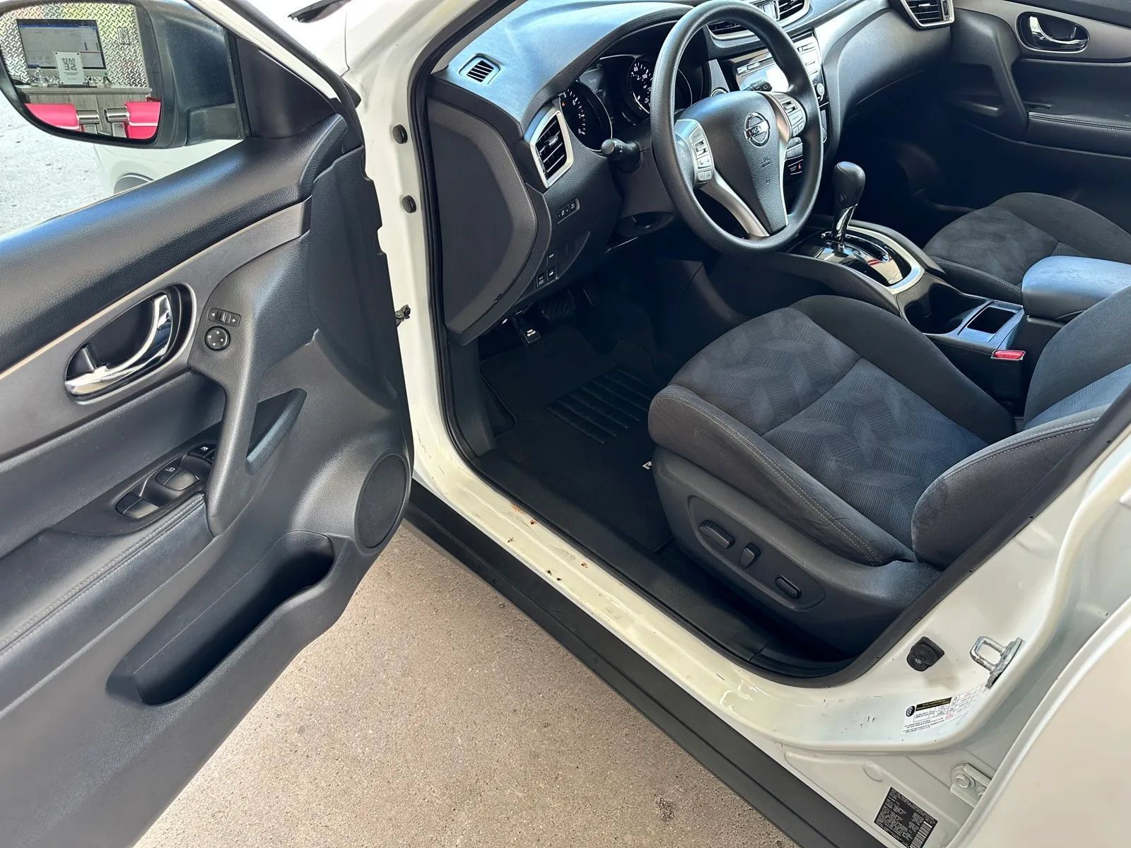 Used 2016 Nissan Rogue SV AWD/4WD image 9