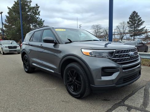 Certified 2023 Ford Explorer XLT image 3