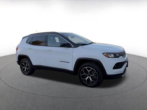 Used 2025 Jeep Compass Limited AWD/4WD image 2
