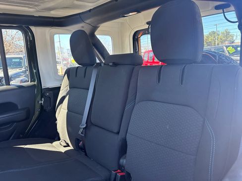 Used 2023 Jeep Wrangler Rubicon image 13
